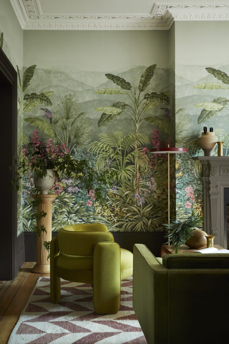 Soggiorno con murale panoramico tropicale e poltrone in velluto verde