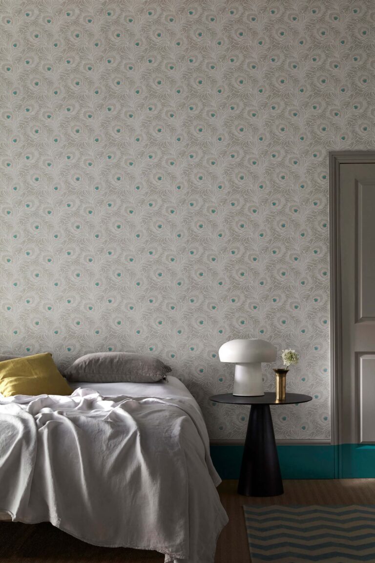 Camera da letto essenziale con carta da parati a motivo minuto grigio chiaro