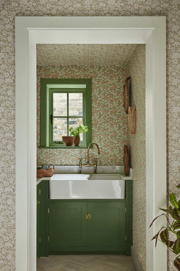 Cucina con carta da parati a fiorellini e lavello in ceramica