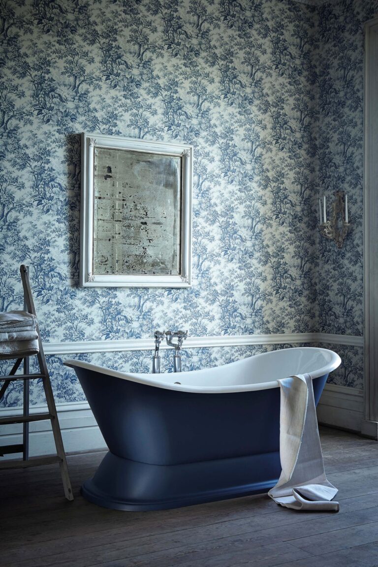Bagno con carta da parati toile azzurra e vasca freestanding blu