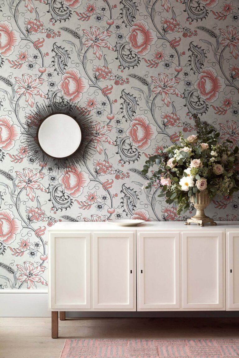 Soggiorno con carta da parati a paisley grigio e rosa e credenza chiara