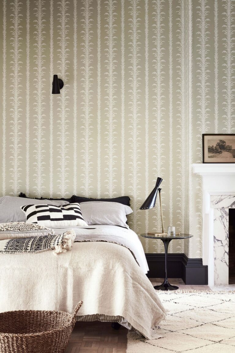 Camera da letto neutra con carta da parati a motivo tono su tono color pietra