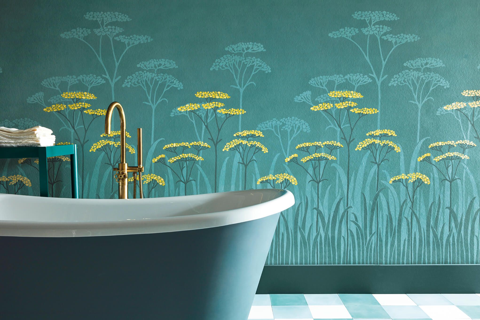Dettaglio del murale Achillea con vasca freestanding verde acqua