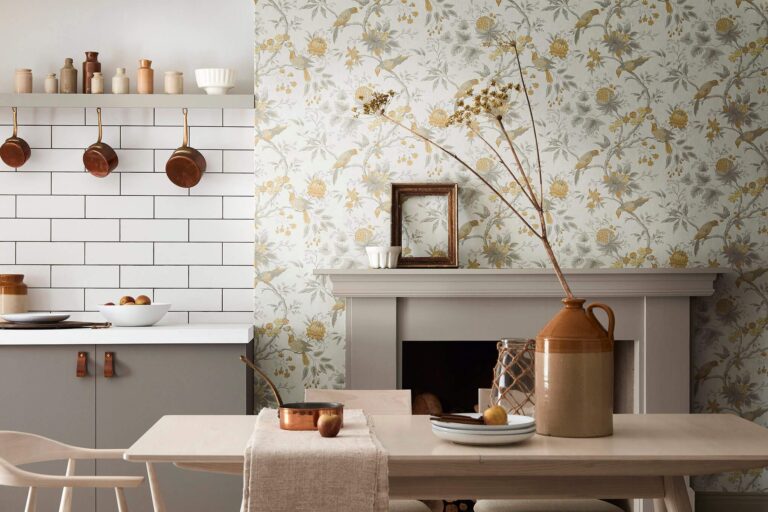 Cucina con fascia di piastrelle bianche e carta da parati nella parte alta della parete