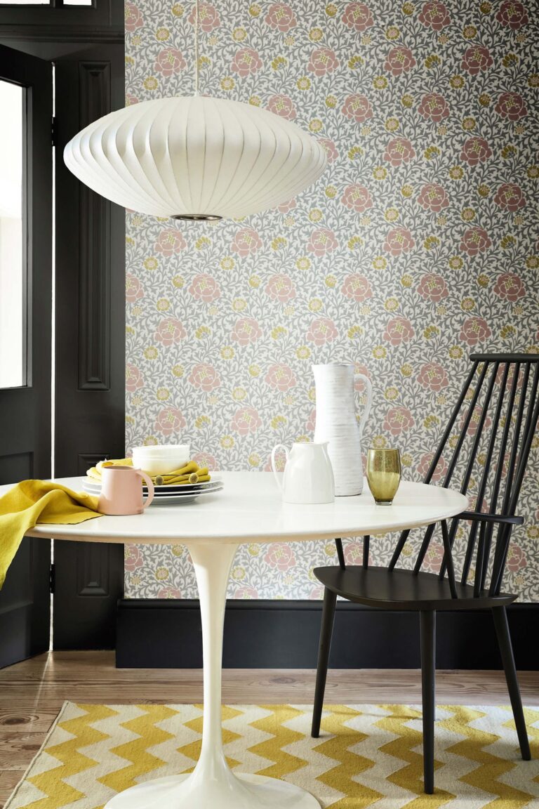 Sala da pranzo con carta da parati a motivo minuto e pavimento giallo