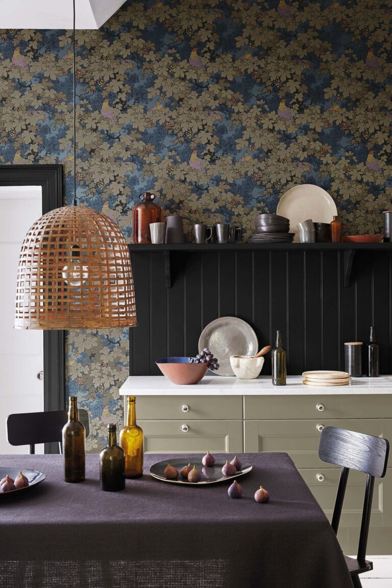 Cucina scura con carta da parati floreale blu e credenza in tinta
