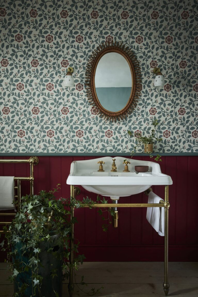 Bagno con carta da parati floreale e boiserie bordeaux